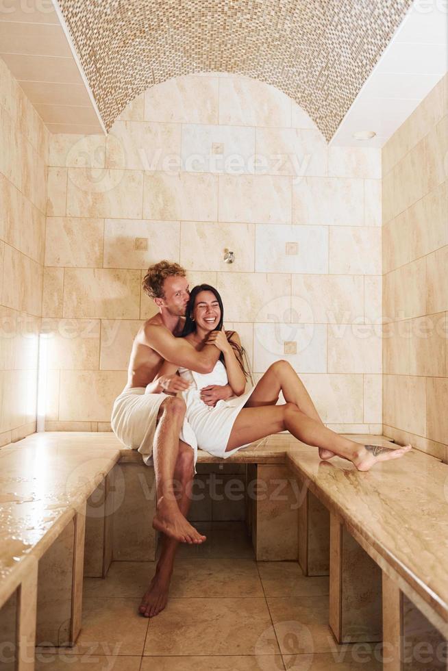 pareja feliz juntos en la sauna. concepción de vacaciones y fin de semana foto