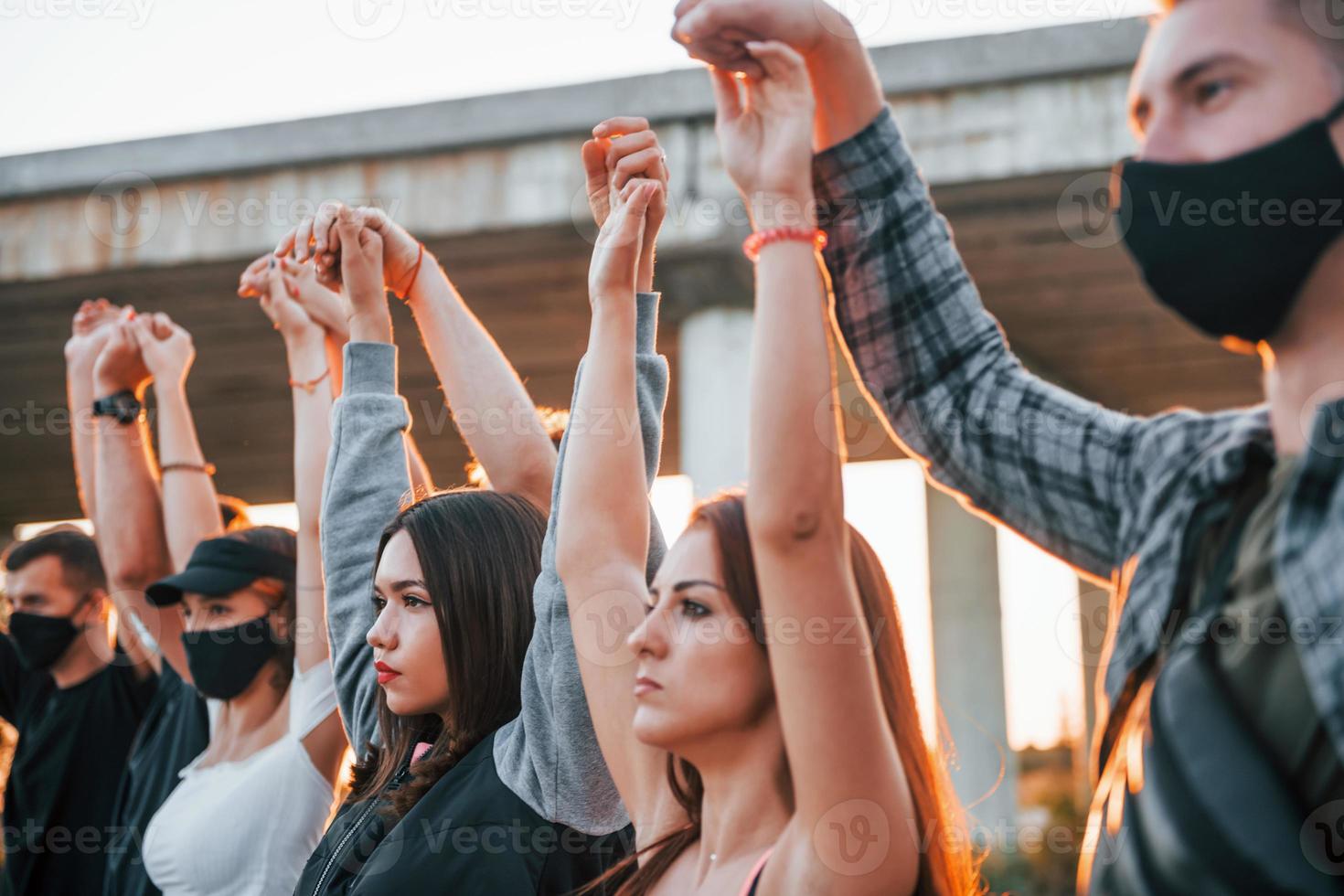 hermoso amanecer. grupo de jóvenes que protestan que se unen. activista por los derechos humanos o contra el gobierno foto