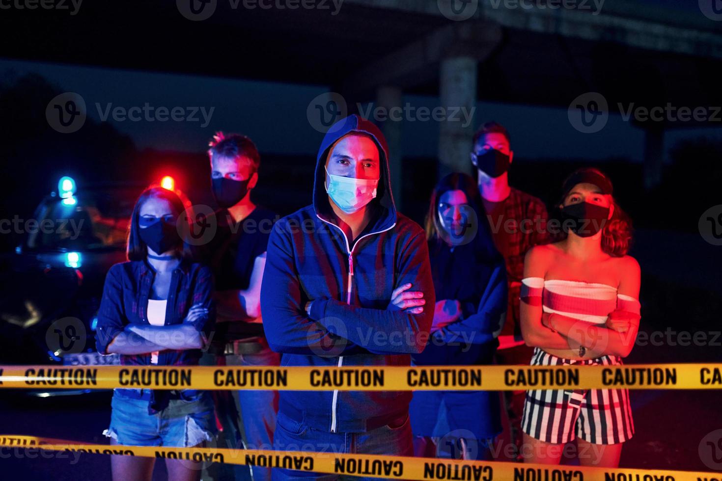 iluminación policial roja y azul. grupo de jóvenes que protestan que se unen. activista por los derechos humanos o contra el gobierno foto