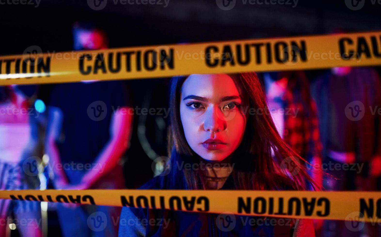 hermosa mujer cerca de la línea fronteriza de la policía. grupo de jóvenes que protestan que se unen. activista por los derechos humanos o contra el gobierno foto