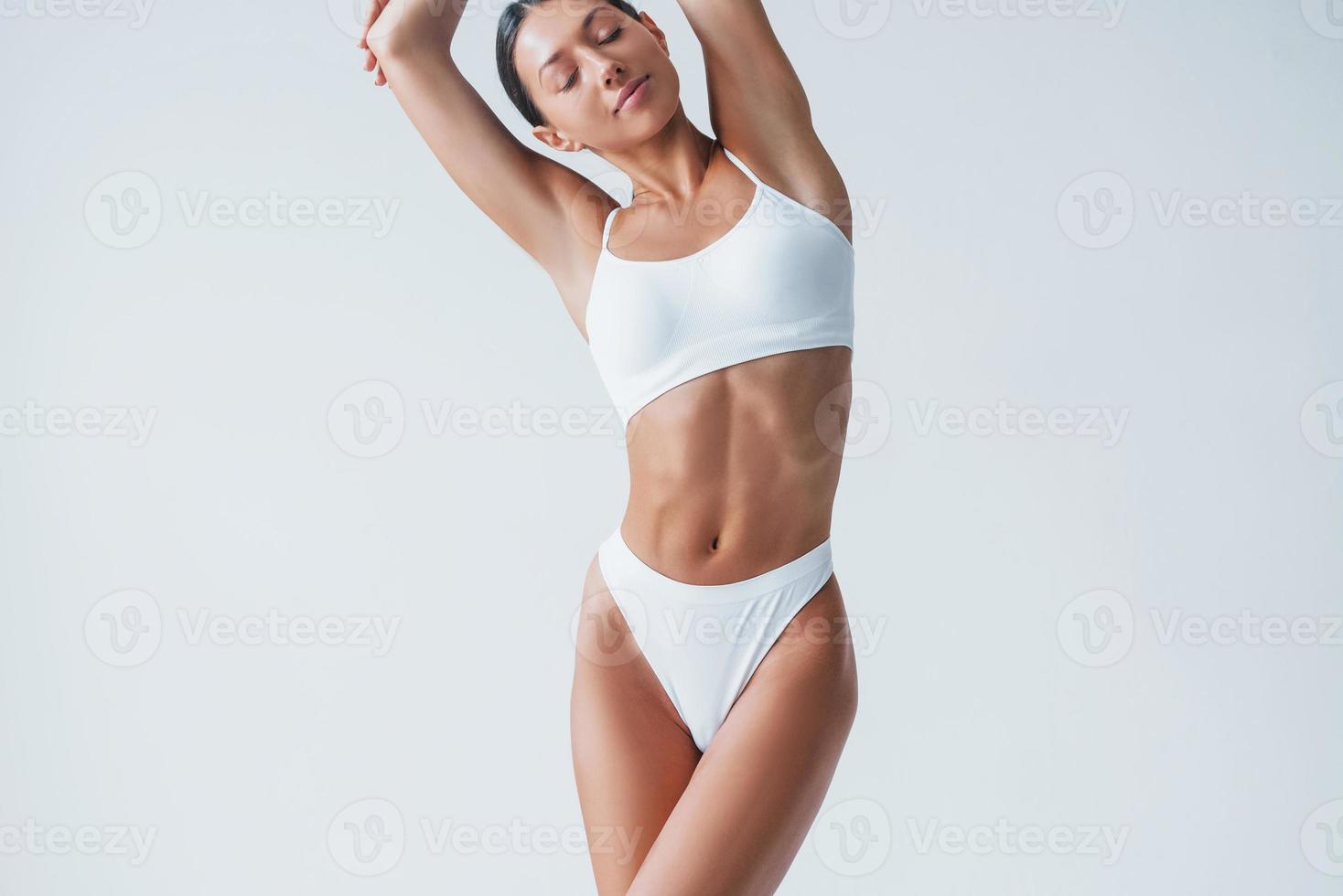 muestra ropa interior blanca. hermosa mujer cuerpo delgado está en el 15301727 Foto de stock en Vecteezy