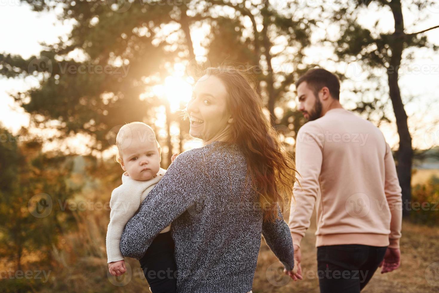 unidad del pueblo. feliz familia de madre, familia y bebé descansa al aire libre. hermosa naturaleza soleada de otoño foto