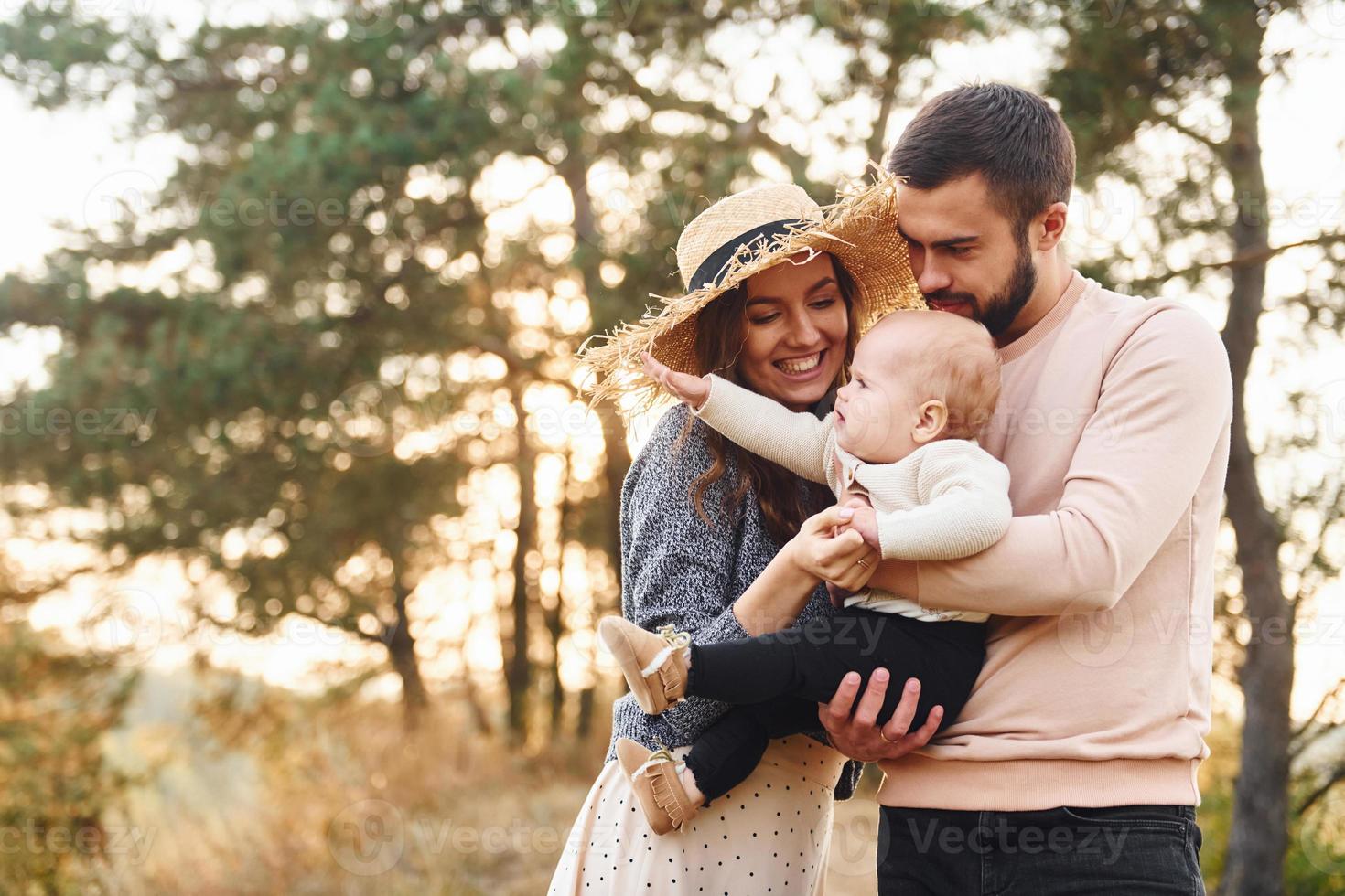 unidad del pueblo. feliz familia de madre, familia y bebé descansa al aire libre. hermosa naturaleza soleada de otoño foto