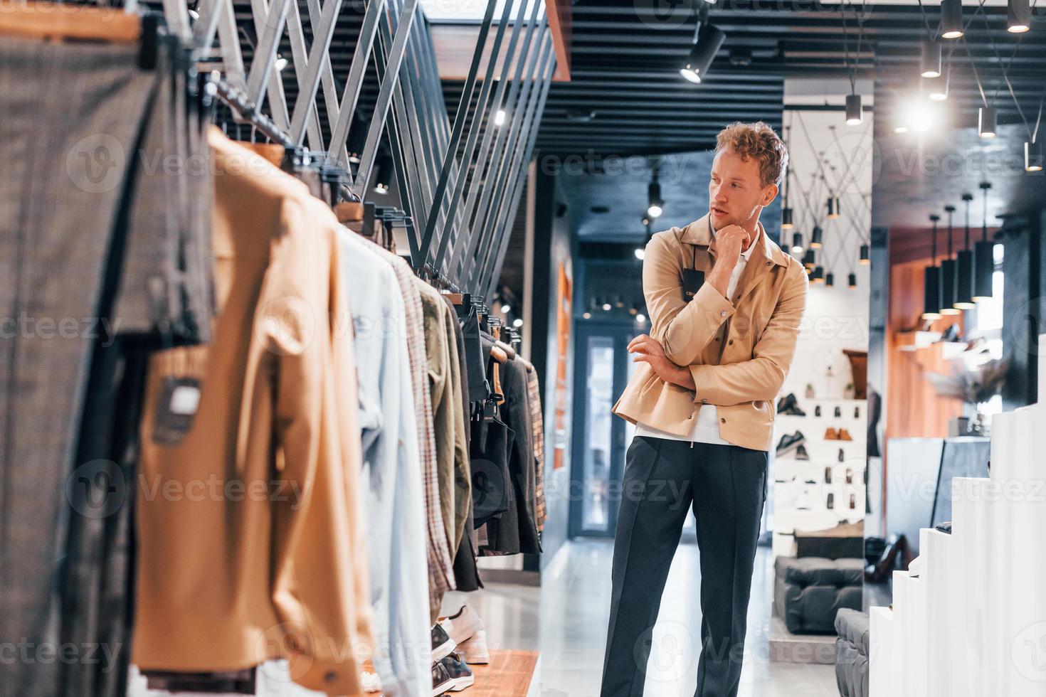 manejo patrocinado ganancia productos de calidad. chico joven en una tienda moderna con ropa nueva. ropa  elegante y cara para hombres 15302484 Foto de stock en Vecteezy