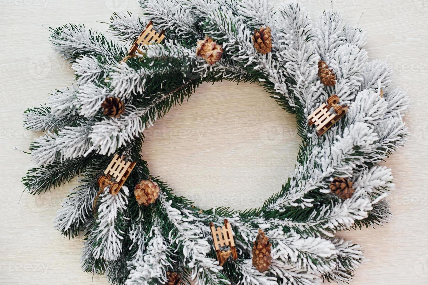 Fondo blanco. vista superior de la textura festiva de navidad con decoraciones de año nuevo foto