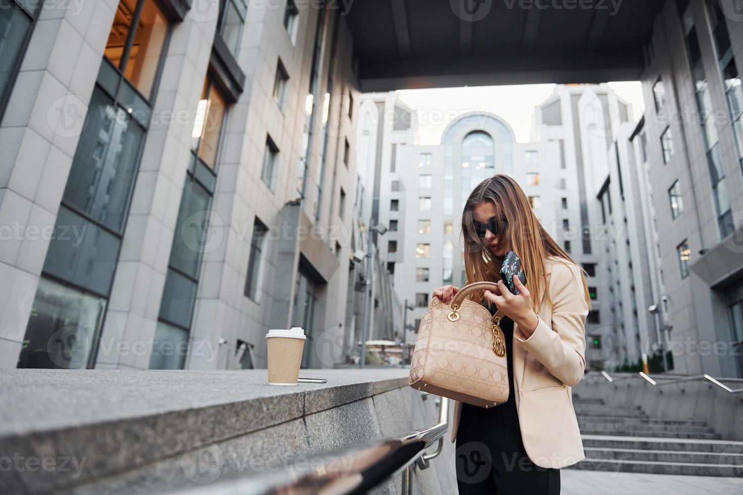 hermosa joven europea está al aire libre en la ciudad durante el día foto