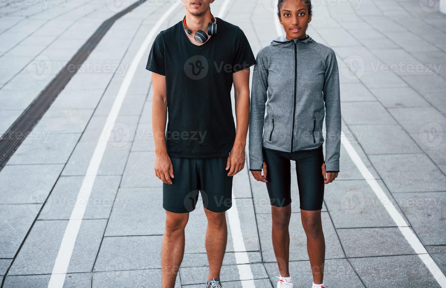 trabajo Pegajoso pase a ver el hombre europeo y la mujer afroamericana en ropa deportiva hacen  ejercicio juntos 15303938 Foto de stock en Vecteezy