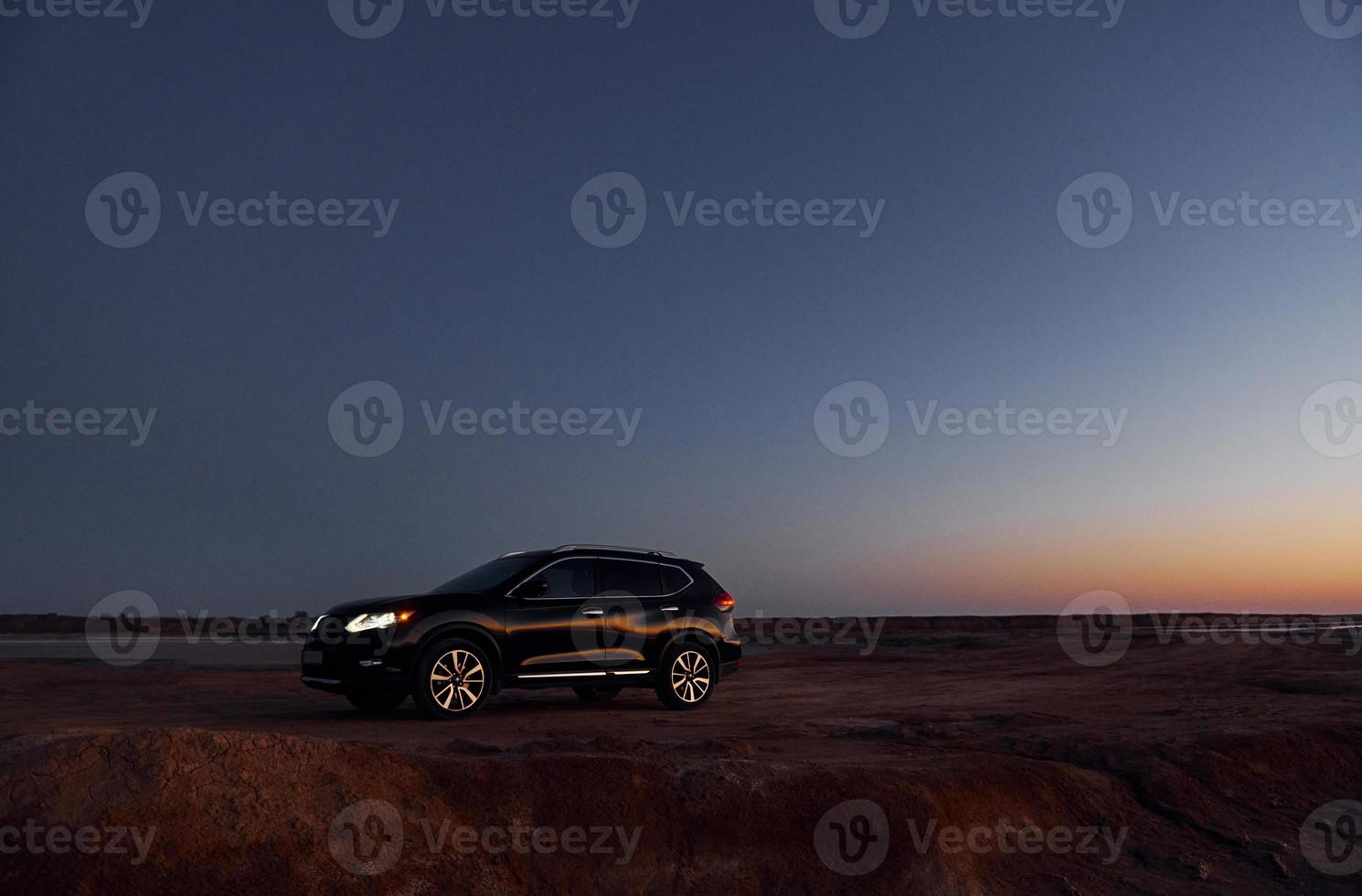 vista lejana del automóvil negro moderno que está en la costa foto