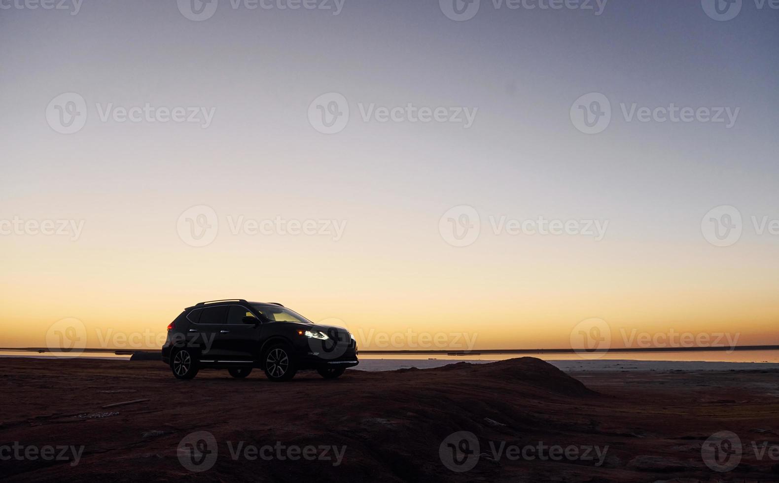 vista lejana del automóvil negro moderno que está en la costa foto