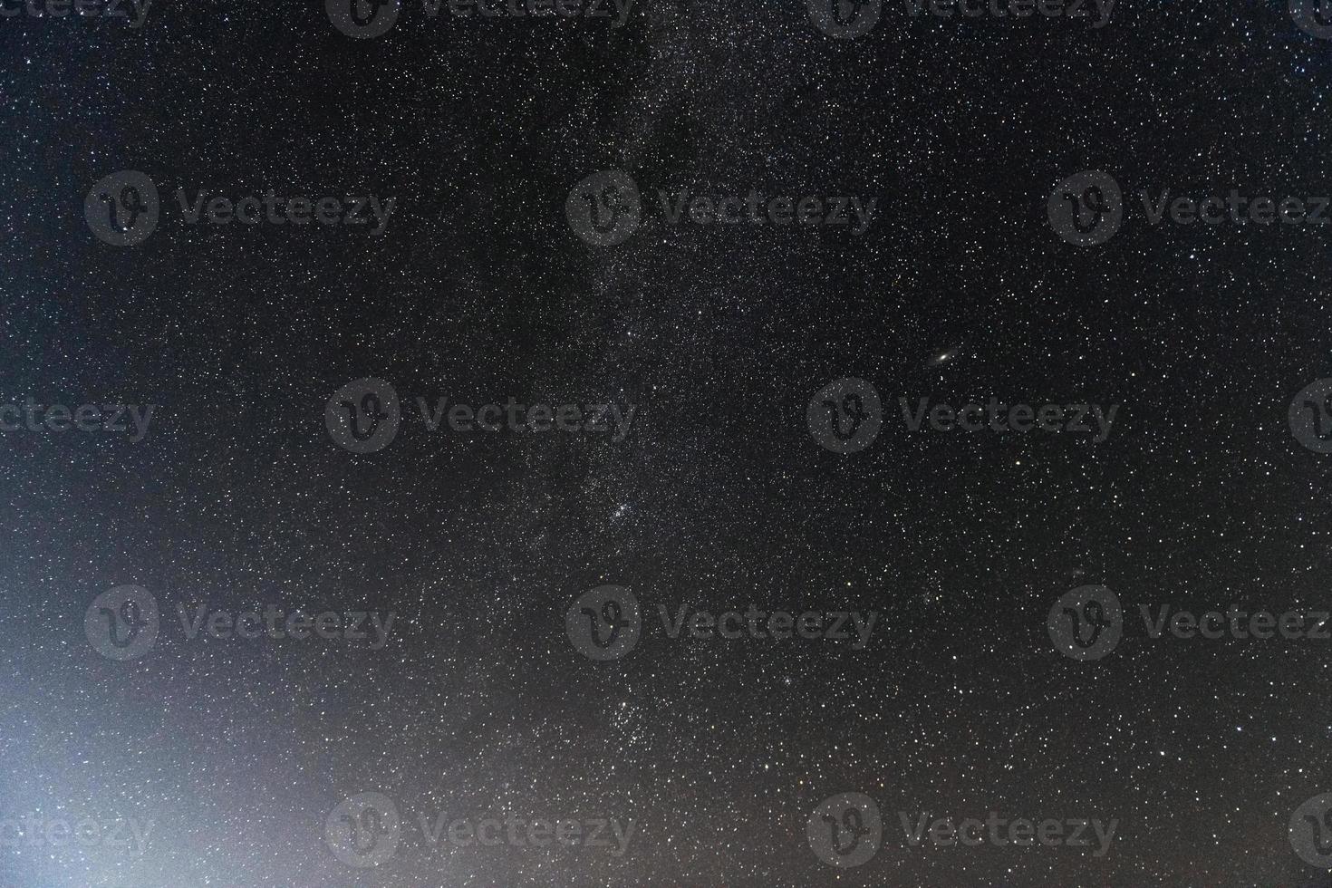 fantástica vista del cielo estrellado nocturno con mily way galaxy. concepción del espacio foto