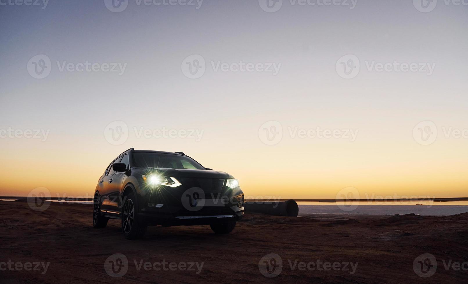 vista lejana del automóvil negro moderno que está en la costa foto