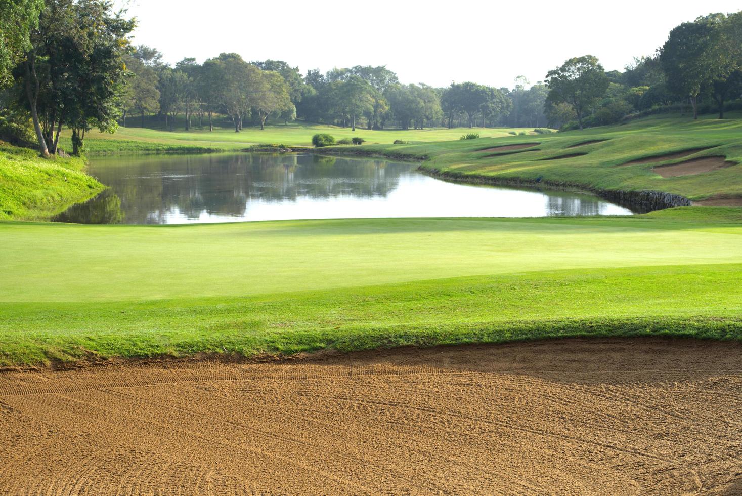 la belleza del campo de golf son sus bunkers y estanques. foto