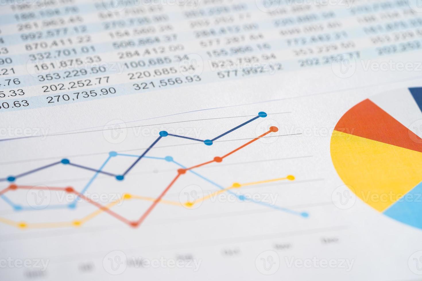 Hoja de cálculo de papel de mesa con lápiz. desarrollo financiero, cuenta bancaria, estadísticas, inversión, investigación analítica, datos, economía, comercio, concepto de empresa de negocios de informes de oficina. foto