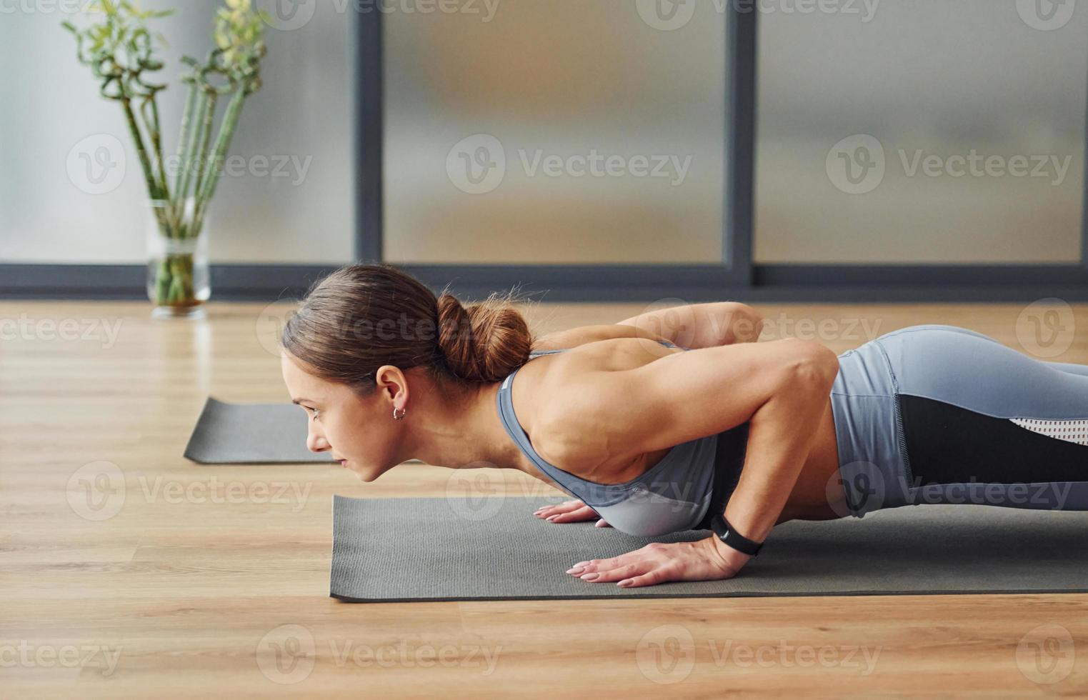 haciendo ejercicios de yoga. mujer con cuerpo delgado deportivo en ropa  interior que está en el estudio 15302733 Foto de stock en Vecteezy
