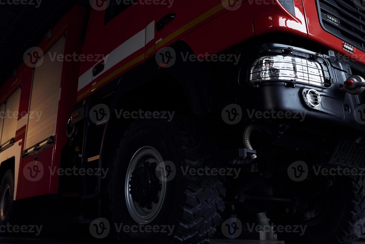 vista de cerca del camión de bomberos moderno rojo. parte delantera del vehiculo foto