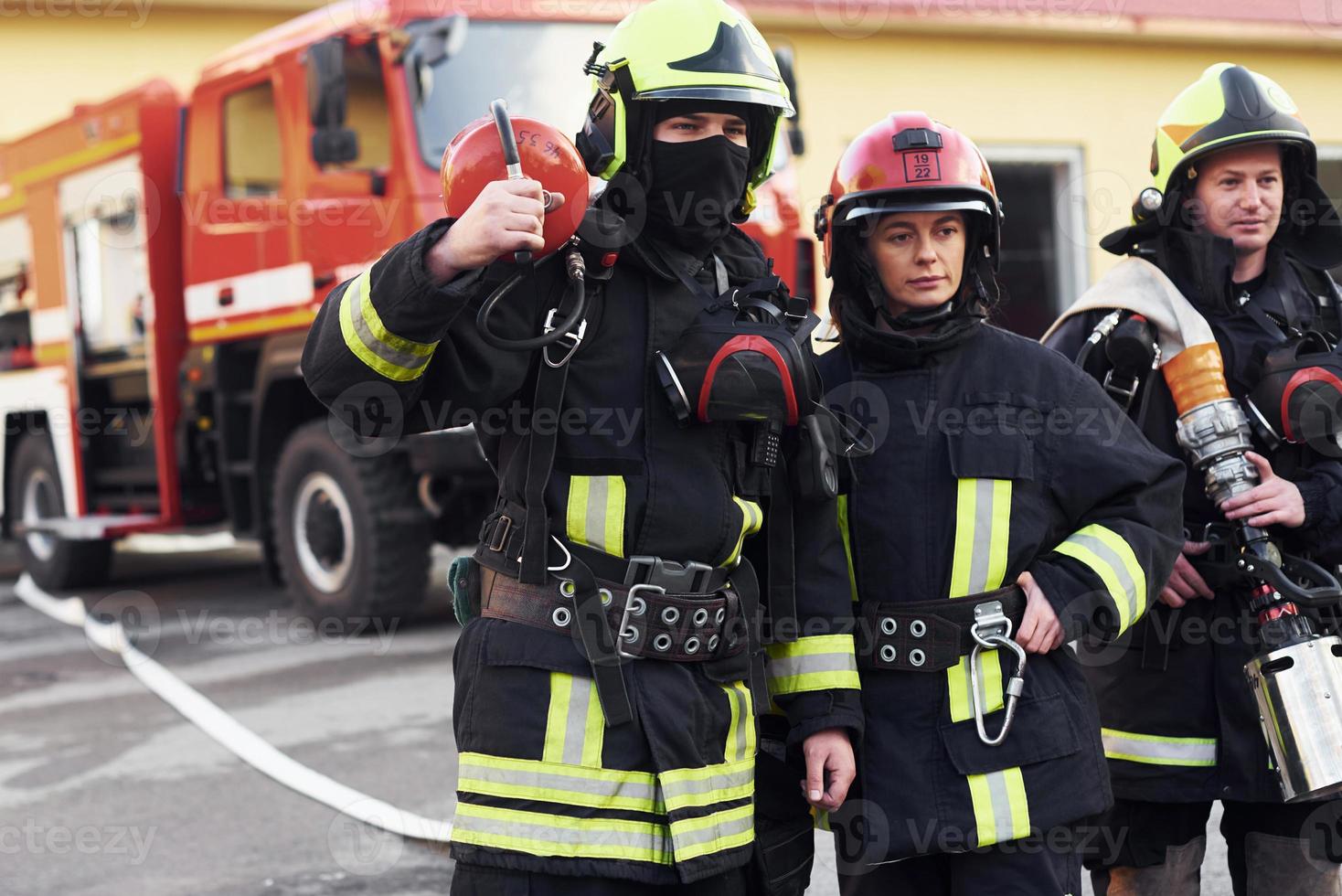 grupo de bomberos con uniforme protector que está en la estación foto