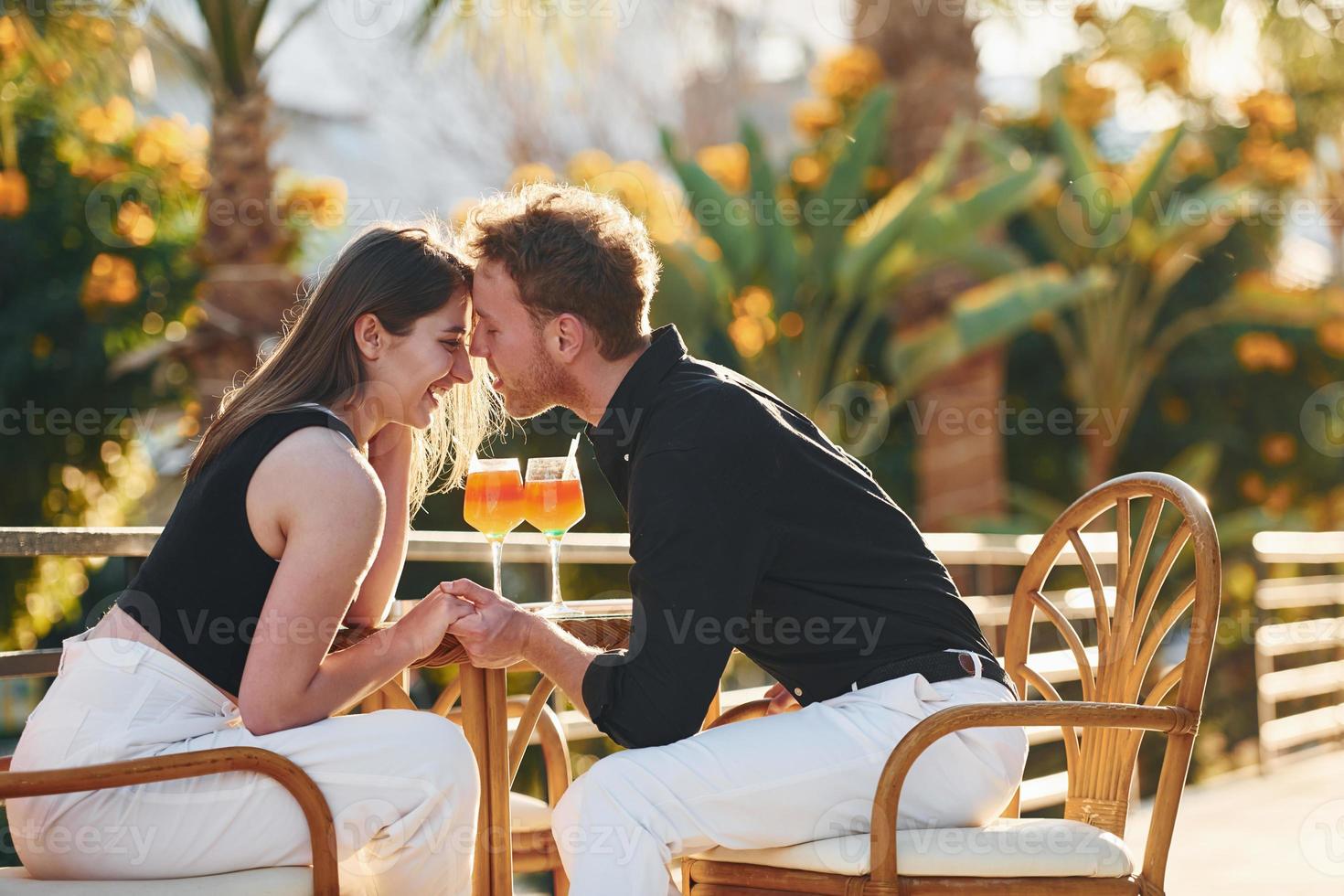 cercanía de la gente. feliz pareja joven está juntos en sus vacaciones. al aire libre durante el día soleado foto