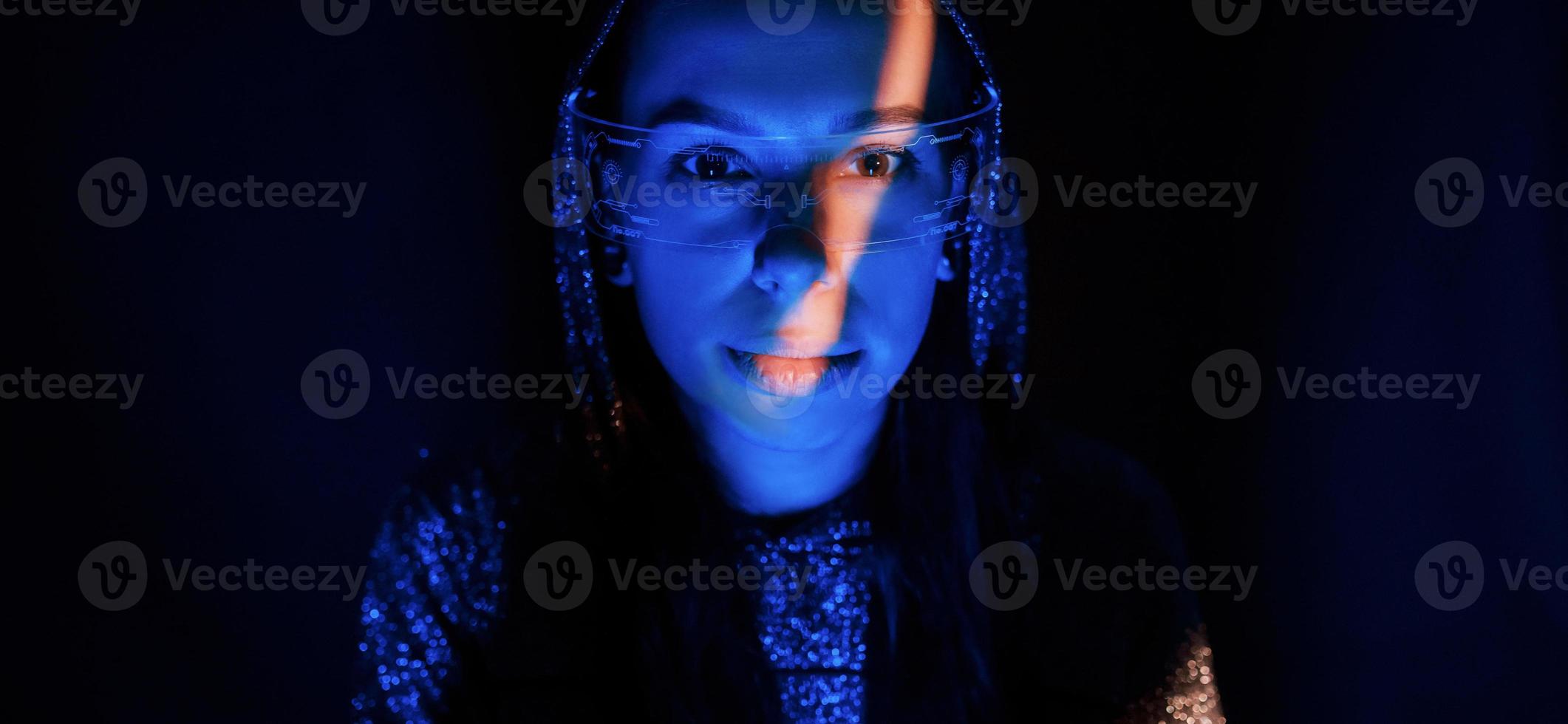 retrato de una joven que está en anteojos con luz de neón azul foto