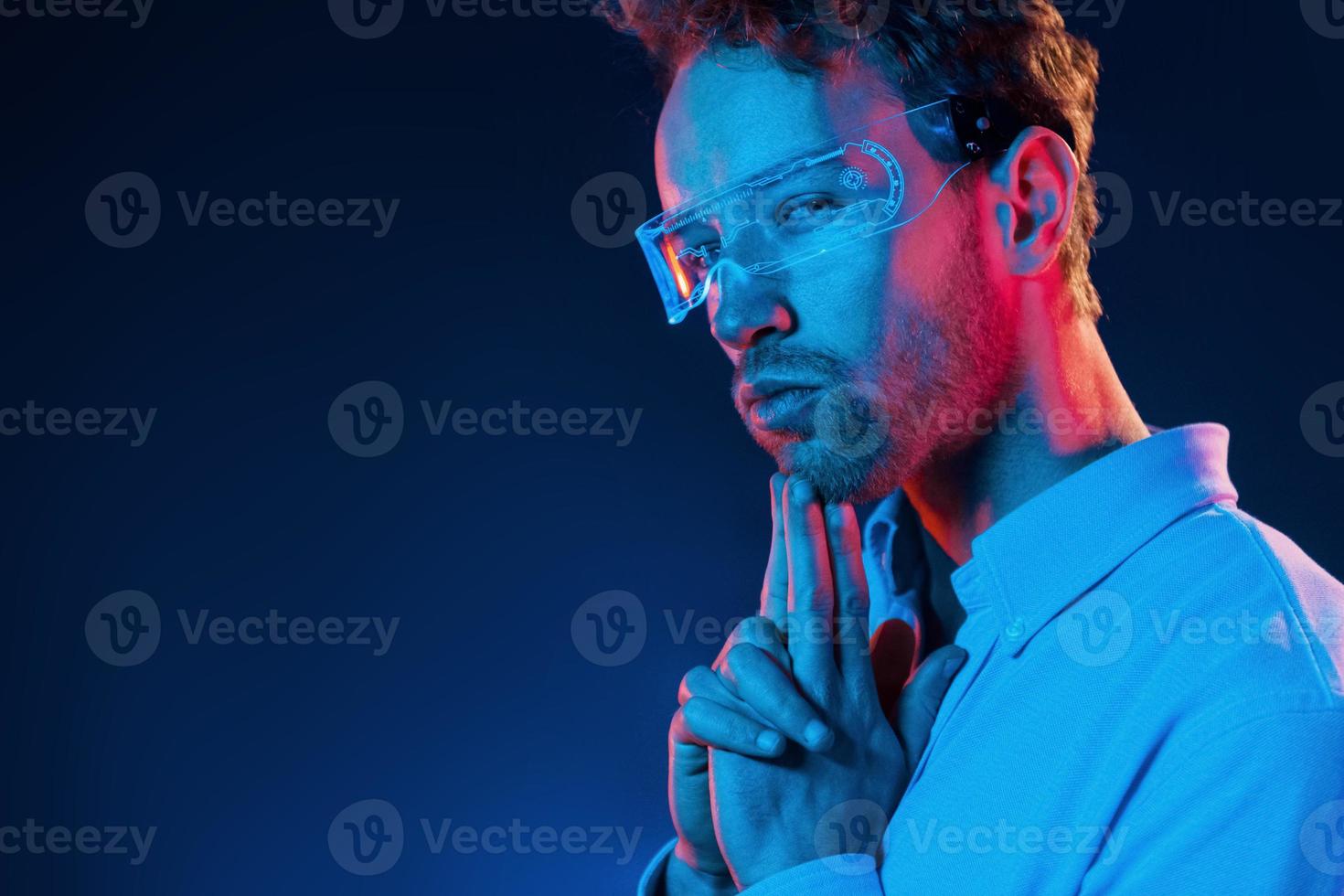 iluminación de neón joven europeo está en el estudio oscuro foto