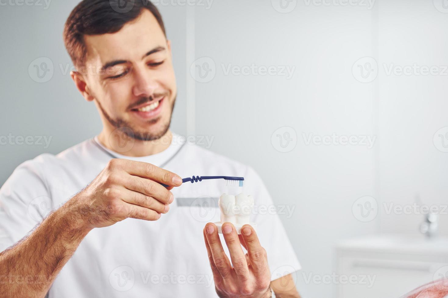 retrato de dentista profesional con equipo que se encuentra en el interior foto