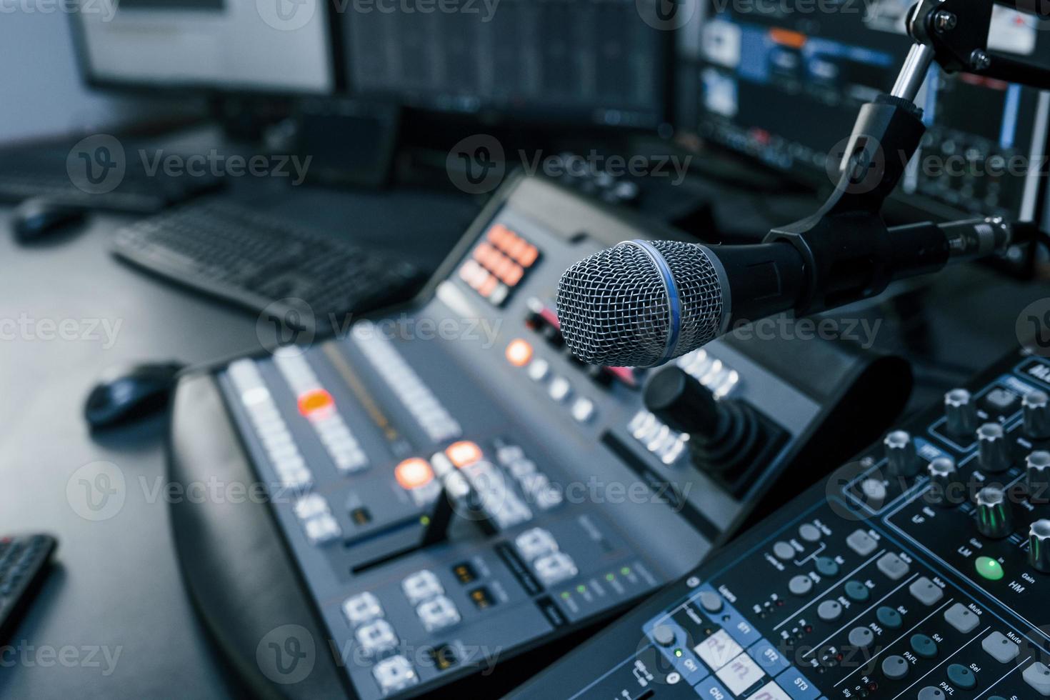 vista de cerca de la mesa de mezclas de radio con equipo de sonido profesional foto