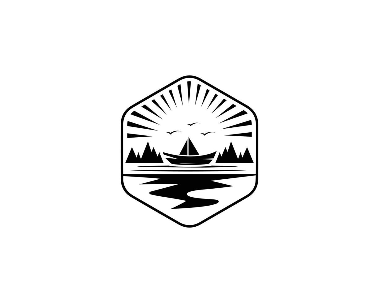 diseño de logotipo de paisaje de montaña, río, barco, puesta de sol y playa con icono de vector de símbolo de río de lago de mar.