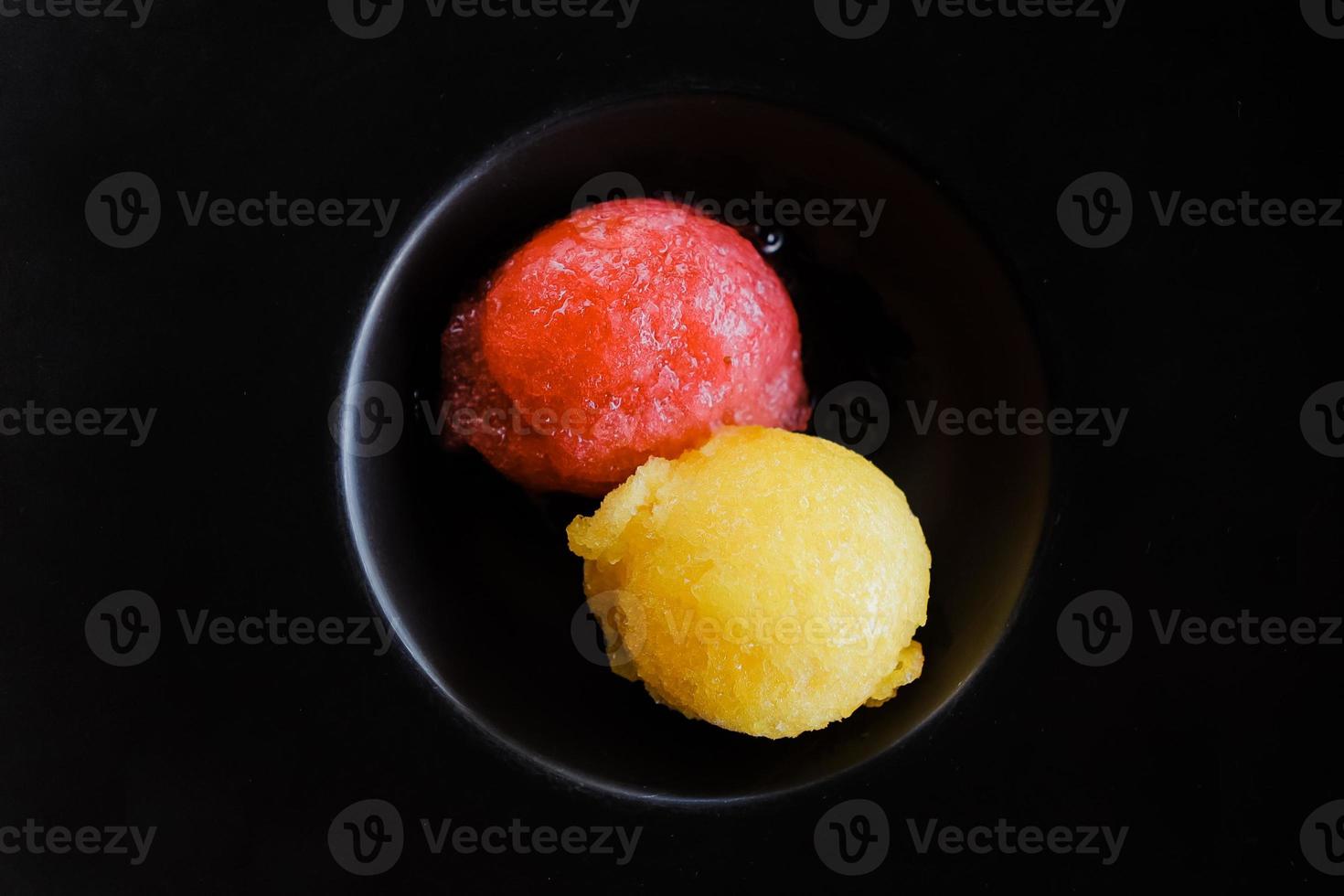 sorbete de mango y fresa foto