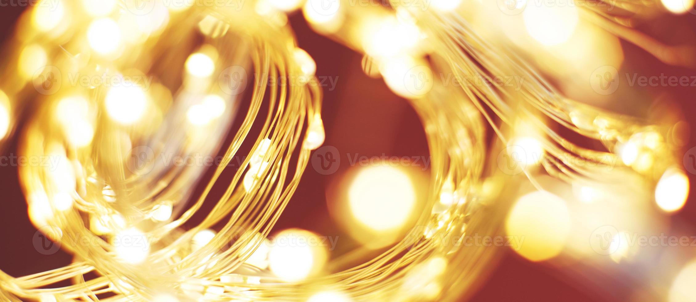 hermoso fondo rojo y dorado brillante de navidad. brillo festivo bokeh borroso foto