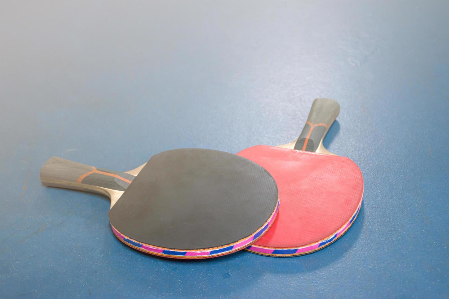 raquetas de ping pong y pelotas en la mesa foto