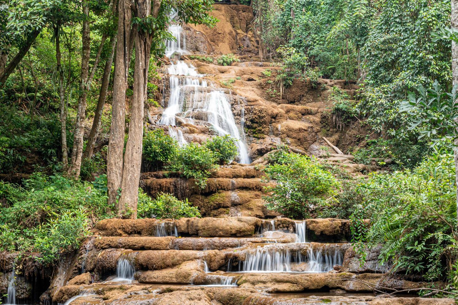 cascada en el bosque profundo de tailandia foto