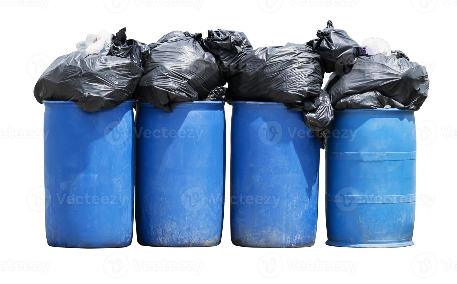 cuatro viejos cubos de basura azules con bolsas de basura y camino de recorte foto