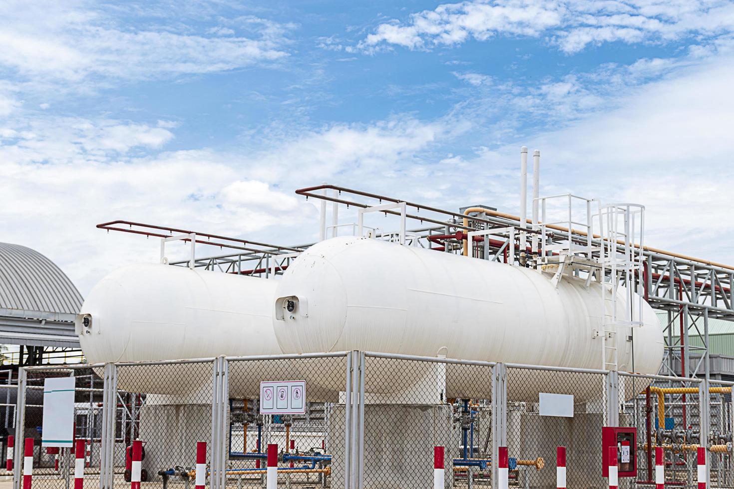 dos tanques de fuel oil blanco se utilizan para plantas industriales. foto