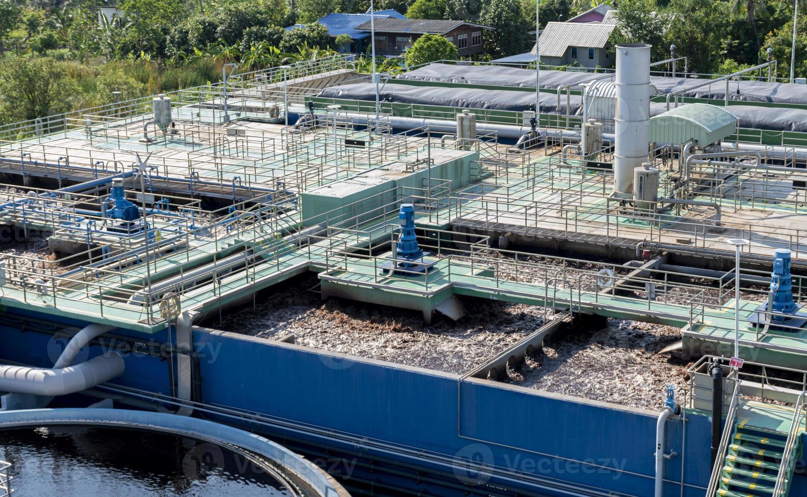 balsas de tratamiento de aguas residuales de plantas industriales foto