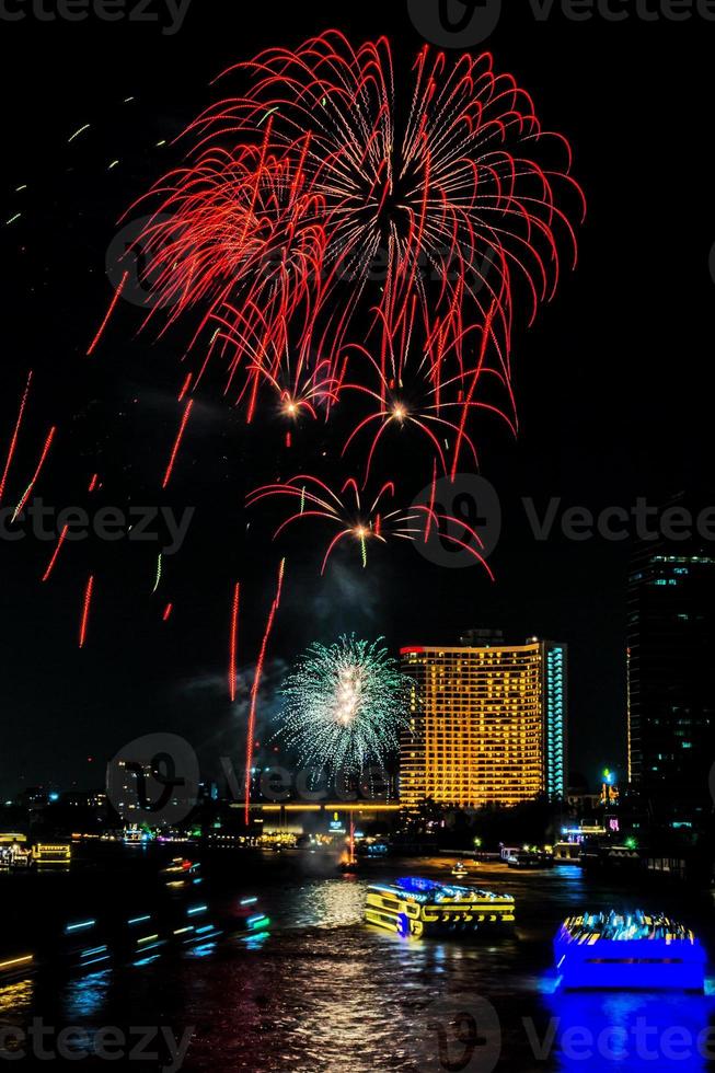 fuegos artificiales en el río en el cielo oscuro foto