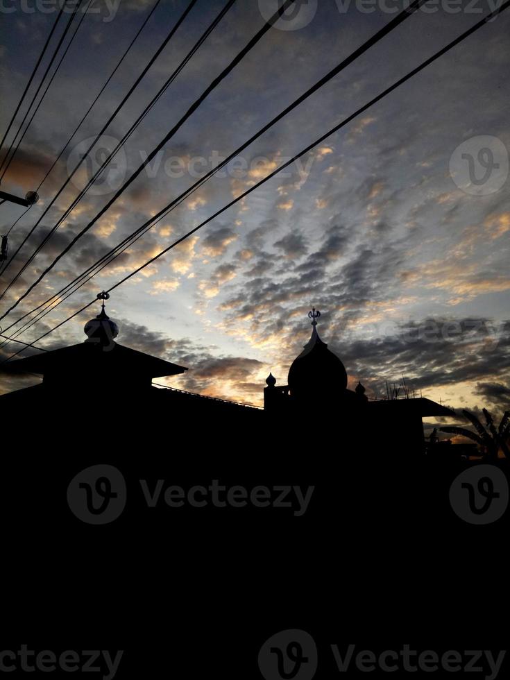 silueta de una mezquita al atardecer. cielo hermoso foto