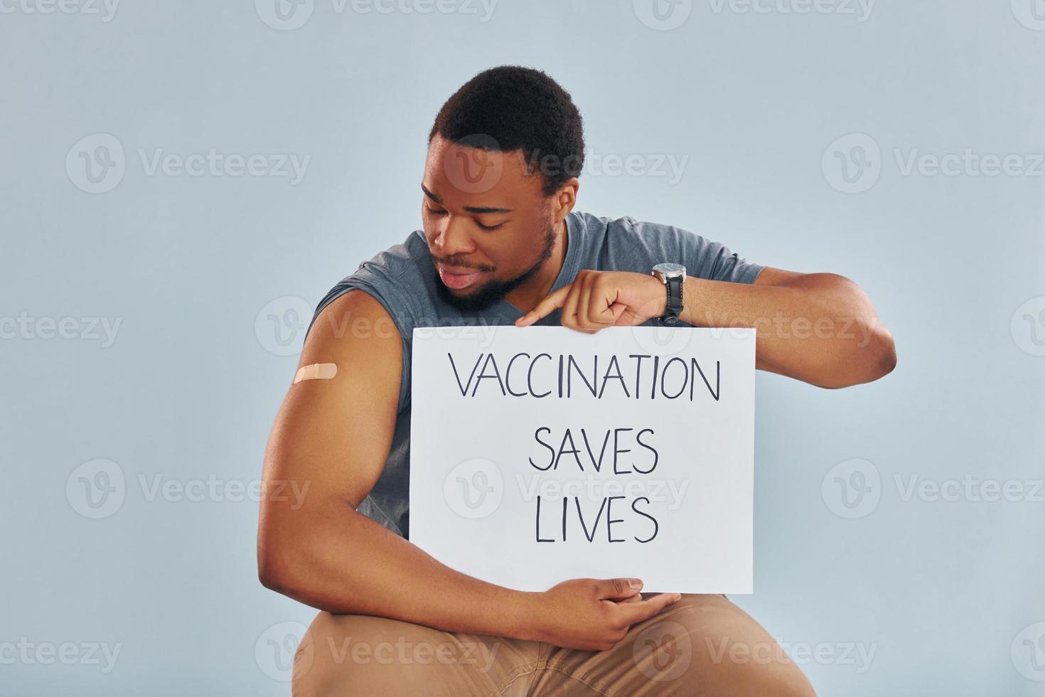 la vacunación salva la pancarta de vidas. joven afroamericano después de la inyección de la vacuna foto