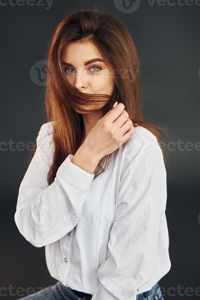 joven hermosa mujer está posando para la cámara en el estudio foto