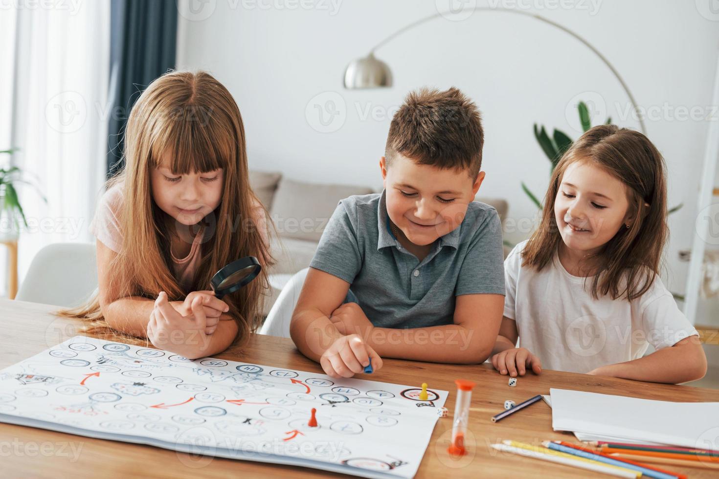 jugando juntos. niños divirtiéndose en la habitación doméstica durante el día foto