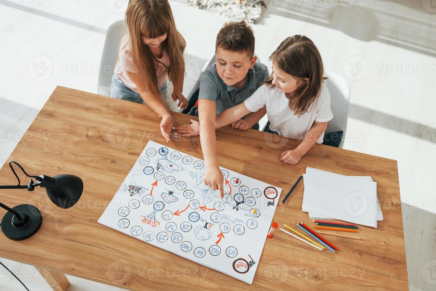 juego paso a paso. niños divirtiéndose juntos en la sala doméstica durante el día foto