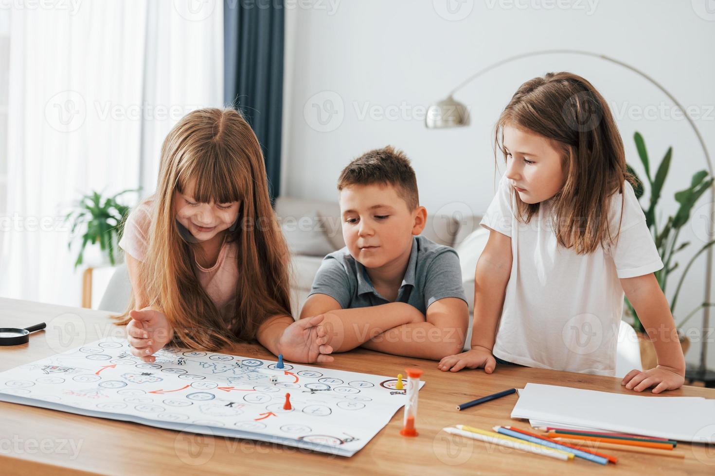 jugando juntos. niños divirtiéndose en la habitación doméstica durante el día foto