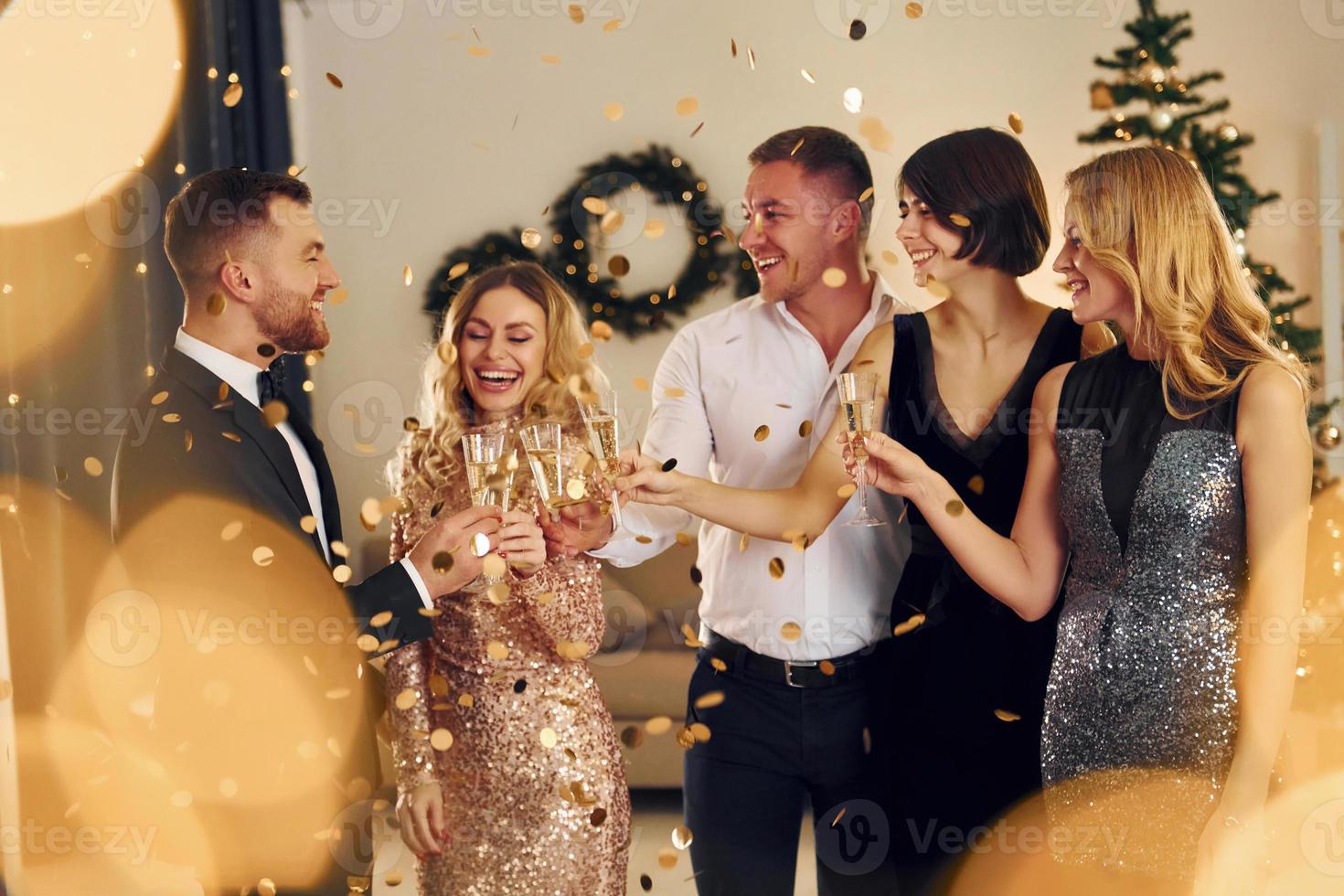 tiempo de Navidad. grupo de personas tienen una fiesta de año nuevo en el interior juntos foto