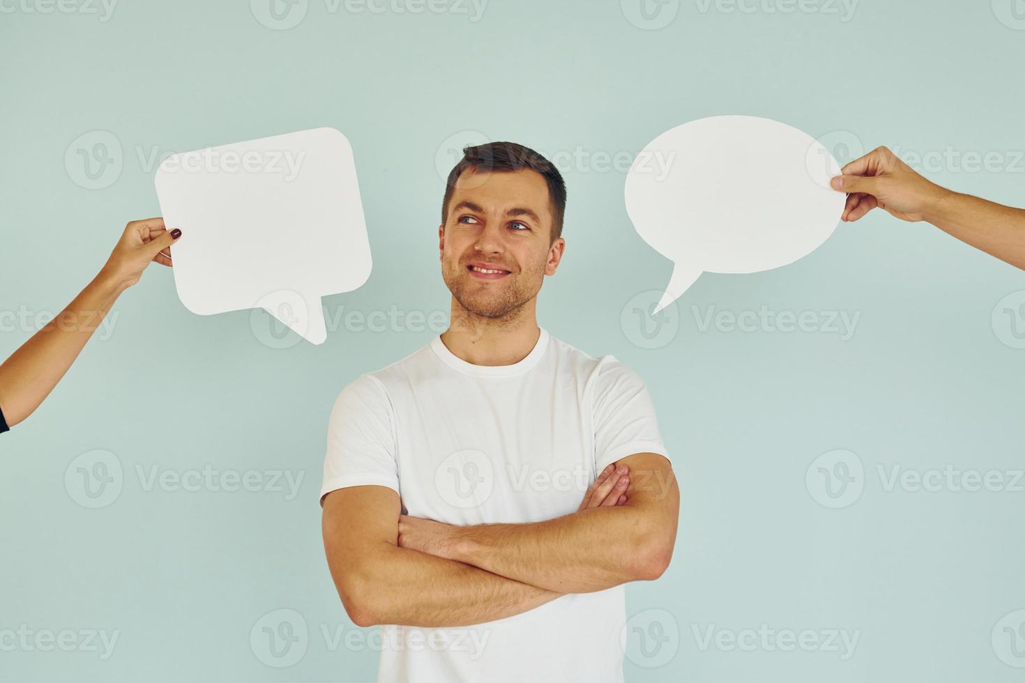 en camisa blanca. hombre de pie en el estudio con carteles vacíos para el texto foto