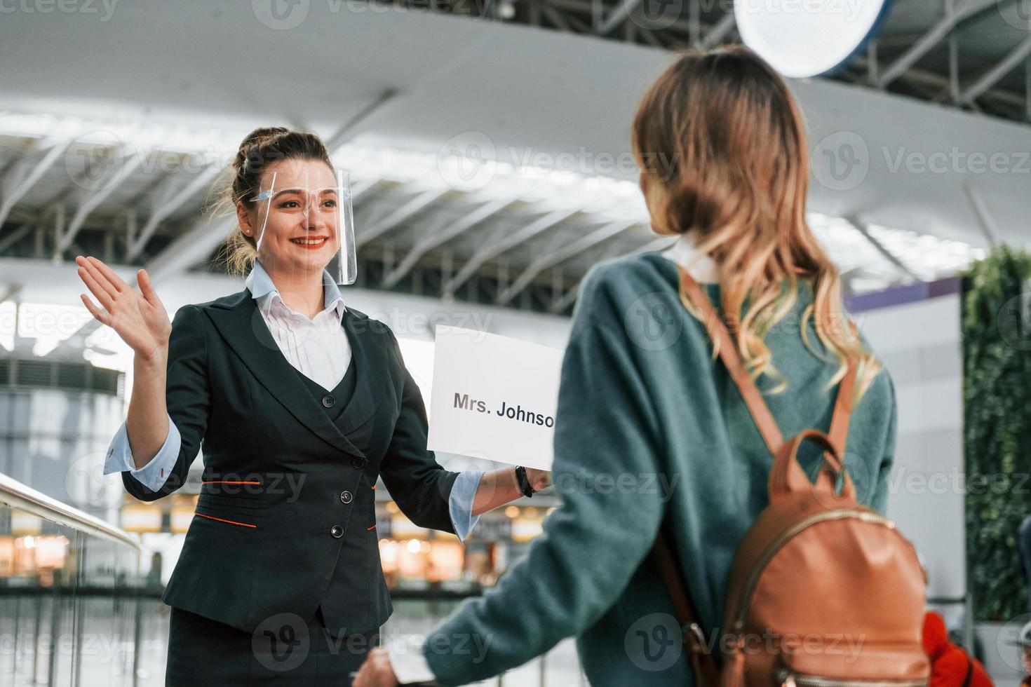 mujer con plato con texto. joven turista está en el aeropuerto durante el día foto