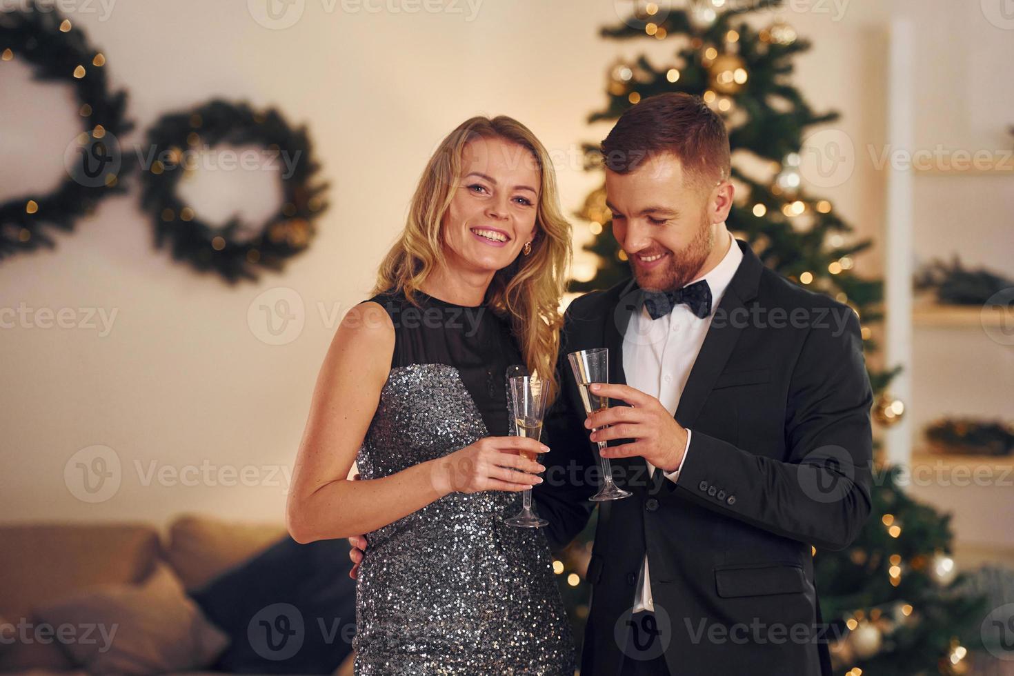 de pie contra el árbol de navidad. pareja feliz tiene una fiesta de año nuevo en el interior juntos 15411626 Foto de stock en Vecteezy de pie contra el árbol de navidad. pareja feliz tiene una fiesta de año nuevo en el interior juntos 15411626 Foto de stock en Vecteezy