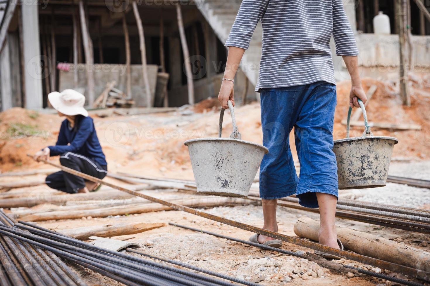 trabajo infantil, los niños se ven obligados a trabajar en la construcción, la violencia infantil y el concepto de trata, contra el trabajo infantil, día de los derechos el 10 de diciembre foto