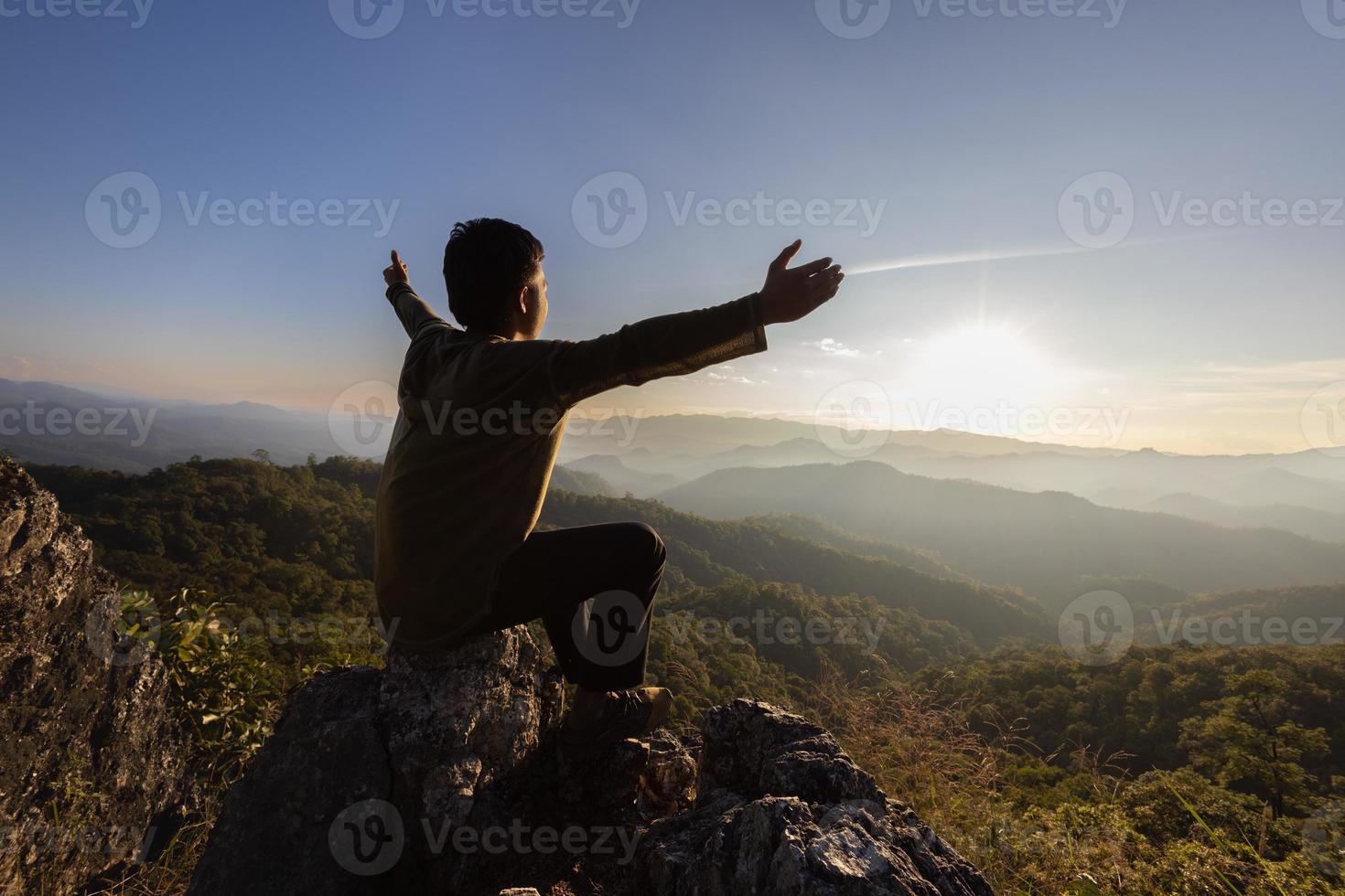 silueta de un hombre rezando a dios en la montaña rezar con las manos con fe en la religión y creer en dios sobre la base de la bendición. el poder de la esperanza o el amor y la devoción. foto
