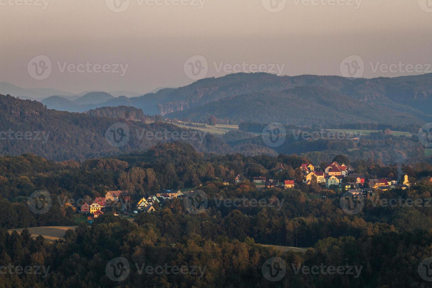 paisajes otoñales en las montañas de arenisca del elba. foto