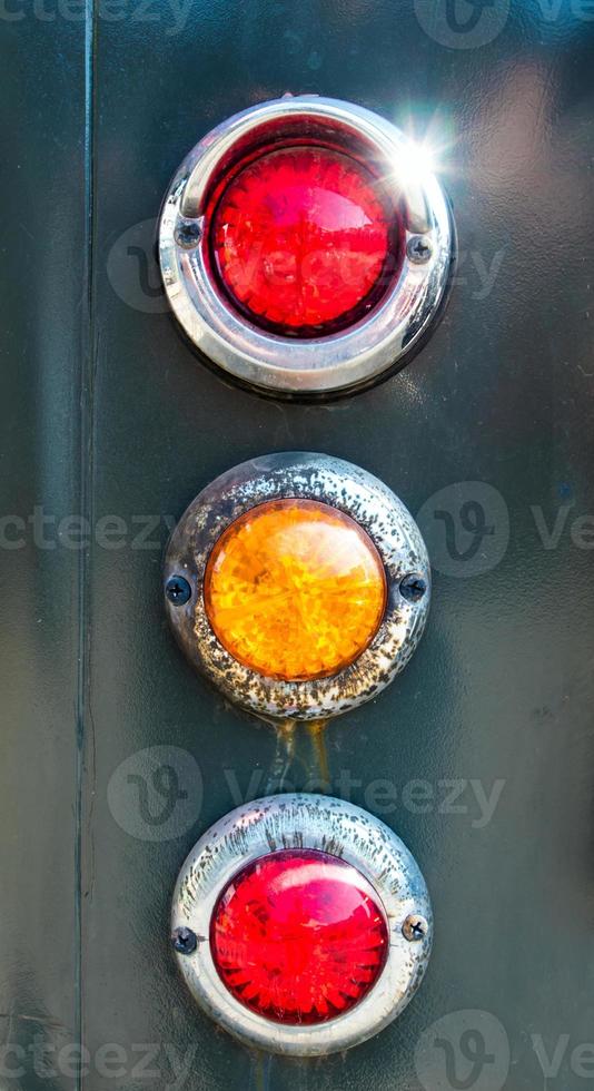 las viejas luces traseras del coche antiguo foto