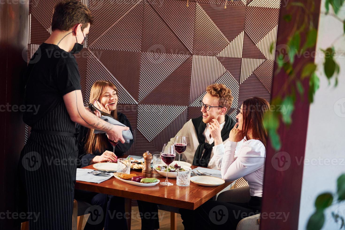 pareja joven y madre. en el interior del nuevo restaurante de lujo moderno foto