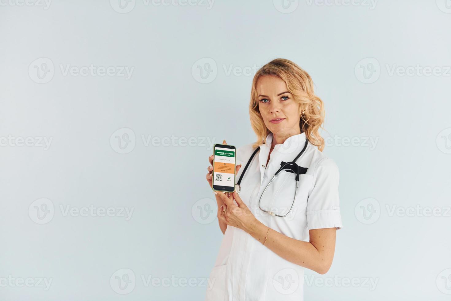 en ropa blanca. joven doctora en uniforme está adentro foto